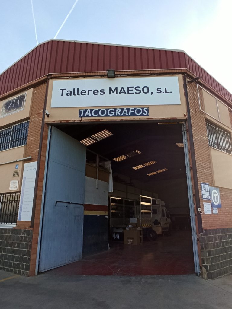 Imagen frontal de la puerta del taller abierta de par en par