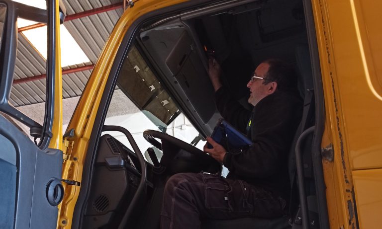 Imagen de uno de nuestros técnicos realizando la revisión del tacógrafo